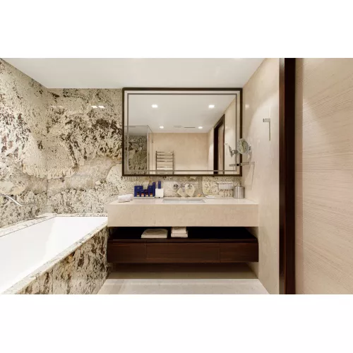 Кварцит Patagonia: отделка ванных комнат в апартаментах RODINA Residences Vladivostok 5*